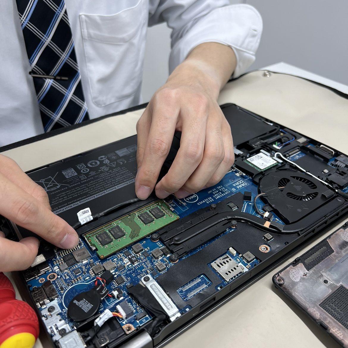 PCを分解し、故障した部品を交換